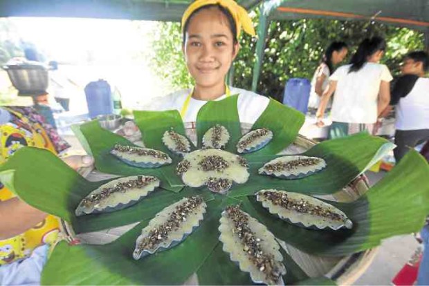 Manaoag students prepare “kundandit” in different shapes and sizes during a recent cookfest to revive interest in the delicacy. —WILLIE LOMIBAO