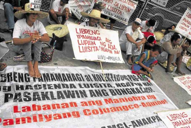 A group of farmworkers in Hacienda Luisita demands land although the Department of Agrarian Reform has distributed over 4,500 hectares to 6,229 tillers following an order from the  Supreme Court in 2012. —E. I. REYMOND T. OREJAS/ CONTRIBUTOR