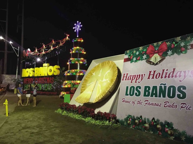 HOLIDAY SWEETSThe Christmas display of Los Baños town in Laguna province features replicas of “buko” pie and chocolate cake, the town’s best-selling products.  —CLIFFORD NUÑEZ