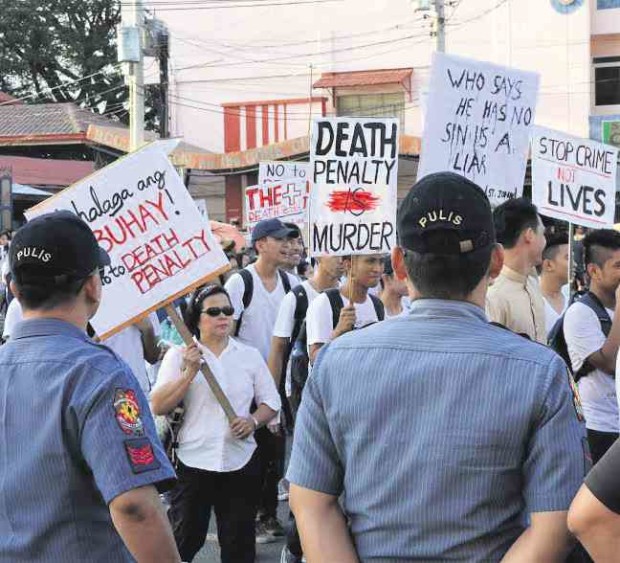 Parishioners in San Carlos City in Pangasinan province add their collective voice to calls against the reimposition of death penalty. —RAY ZAMBRANO