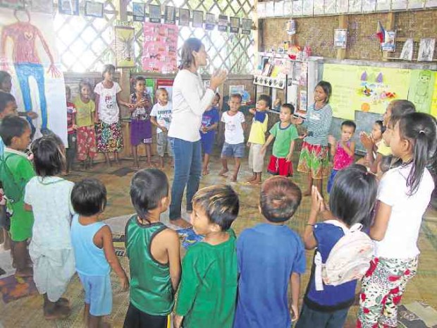 Teacher Relinda Montimor leads Bajau learners in a classroom activity.