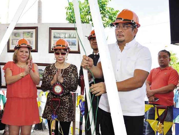 NUEVA ECIJA Governor Aurelio Umali (right), Palayan City Mayor Adrianne Mae Cuevas (third from left) and officials of a Malaysian firm, Alloy MTD, lead the groundbreaking of Palayan City Business Hub, which will host government and private offices. ARMAND GALANG/INQUIRER NORTHERN LUZON