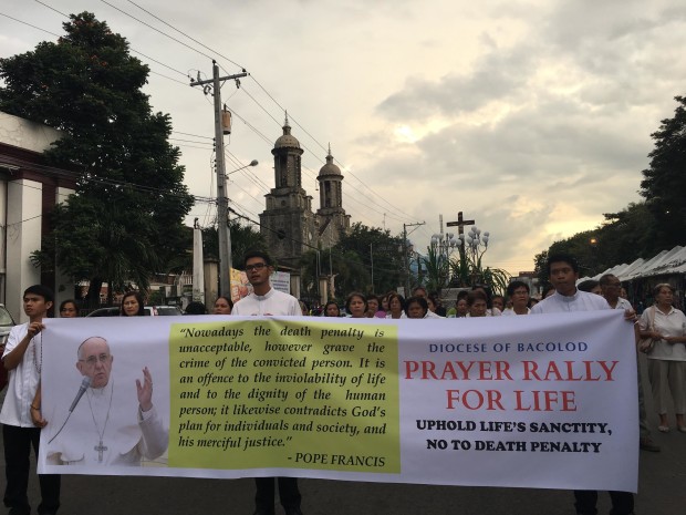 Bacolod City Catholics against the reimposition of the death penalty parade the tarpaulin bearing the words of Pope Francis against capital punishment, on Dec. 12, 2016. (PHOTO BY CARLA P. GOMEZ/ INQUIRER VISAYAS)
