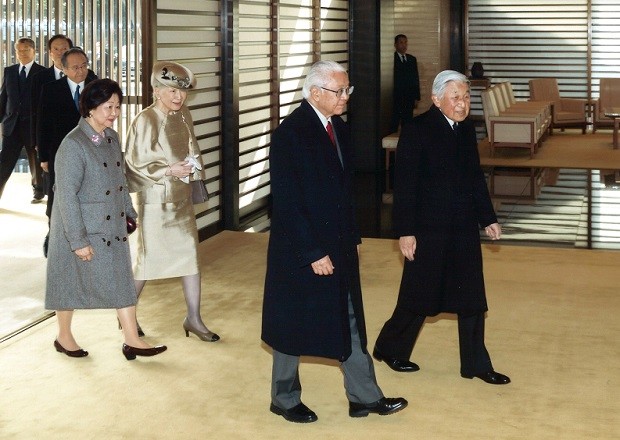 In this photo released by the Imperial Household Agency of Japan, Singapore President Tony Tan, second from right, and his wife Mary, left, are led by Japan's Emperor Akihito, right, and Empress Michiko, third from right, on their arrival at the Imperial Palace in Tokyo Wednesday, Nov. 30, 2016. (The Imperial Household Agency of Japan via AP)