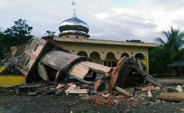 A collapsed mosque minaret is seen after a 6.5-magnitude earthquake struck the town of Pidie, Indonesia's Aceh province in northern Sumatra, on December 7, 2016. One person died and dozens were feared trapped in rubble after a strong earthquake struck off Aceh province on Indonesia's Sumatra island on December 7, officials said.  / AFP PHOTO / ZIAN MUTTAQIEN