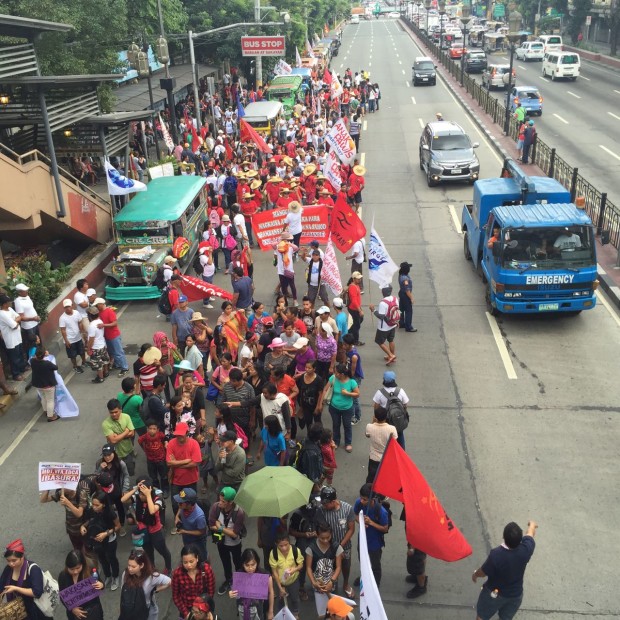 Kilusang Mayo Uno members march on Nov. 30, 2016, National Heroes' Day, to Mendiola, to demand for an end to contractual jobs, push for higher wages and protest the burial of dictator Ferdinand Marcos at the Libingan ng mga Bayani. (PHOTO BY JOAN BONDOC/ INQUIRER)
