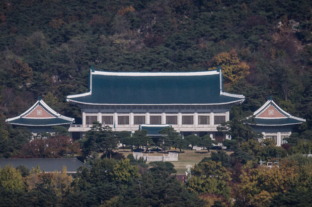 A general view shows the presidential Blue House in Seoul on November 1, 2016. The woman at the centre of the snowballing political scandal engulfing President Park Geun-Hye is a "flight risk" and has been placed under emergency detention, South Korean prosecutors said. Choi Soon-Sil, who faces allegations of fraud and meddling in state affairs over her decades-long friendship with Park, was grilled for hours Monday after she returned to the country and handed herself in.  / AFP PHOTO / Ed Jones