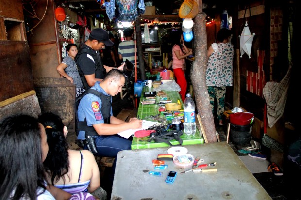 Ormoc City Police conduct an inventory of seized contraband from inmates of the Leyte sub-provincial jail in the city on Dec. 22, 2016. (PHOTO BY ROBERT DEJON/ INQUIRER VISAYAS)