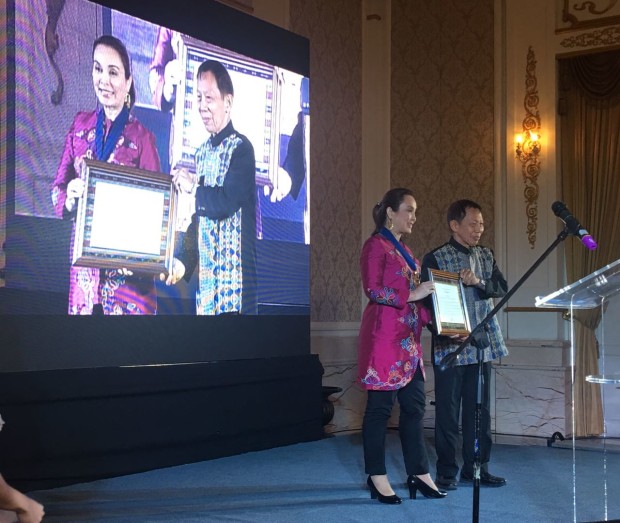 Senator Loren Legarda receives an award from NCCA Chair Felipe de Leon Jr., for her long-time advocacy to promote Philippine arts and culture. (PHOTO BY TARRA QUISMUNDO/ INQUIRER)