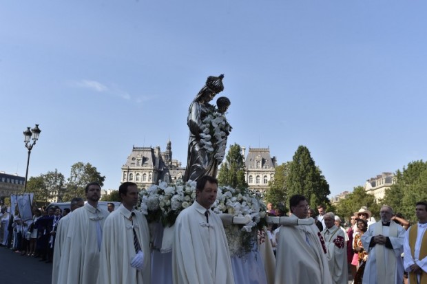Religious people carry a statue of the Virgin Mary as they march during a Catholic procession as part of the Feast of the Assumption, in Paris, on August 15, 2016. / AFP PHOTO / ALAIN JOCARD