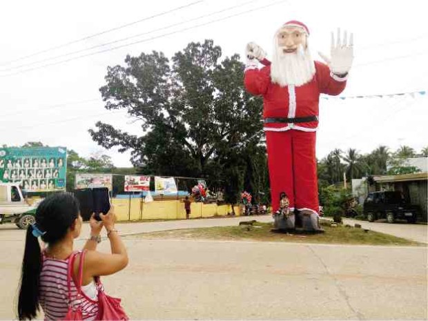 The image of Santa Claus installed by officials of Sierra Bullones town in the middle of the road for everyone to see —LEO UDTOHAN