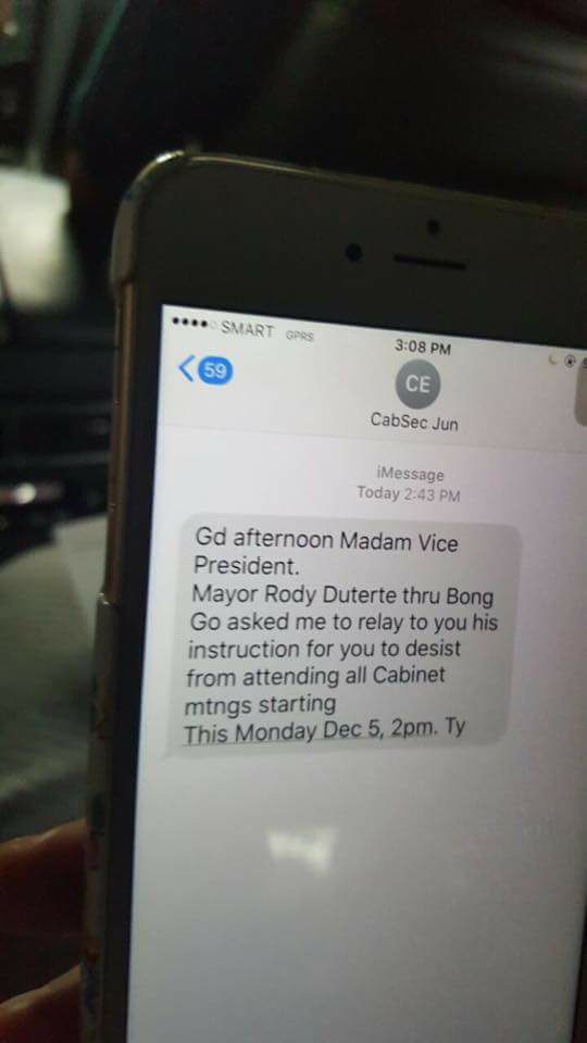 Cabinet Secretary Jun Evasco Jr's text to Vice President Leni Robredo. Photo by Barry Gutierrez.