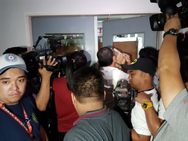 Members of the media work through the obstructions set up by the police during the preliminary investigation into the killing of Albuera Mayor Rolando Espinosa Sr. TETCH TORRES TUPAS/INQUIRER.net