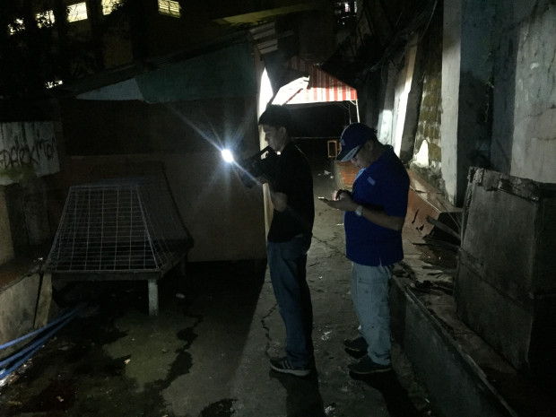 Reporters arrive at an alleyway near Palanca Street in Manila where two men were shot dead by the police. Photo by Kristine Angeli Sabillo