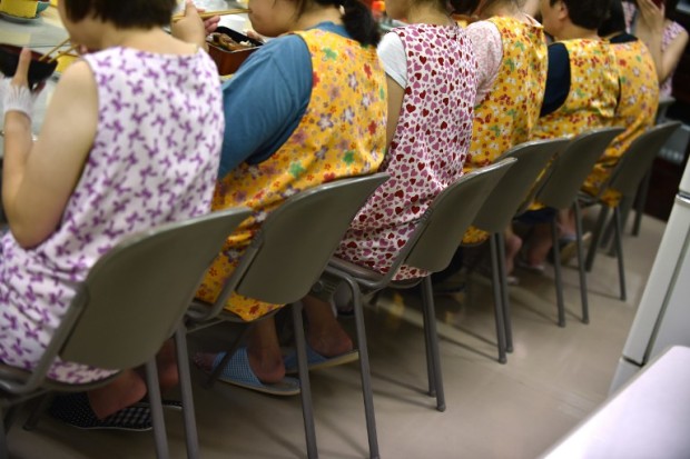 This picture taken on July 24, 2015 shows women having a meal together at a rehabilitation facility to support reintegration for former prisoners in Tokyo. For Japan's increasing cohort of elderly prison inmates, the prospect of a life of freedom upon release is fraught with unease. / AFP PHOTO / KAZUHIRO NOGI / TO GO WITH AFP STORY: "JAPAN-CRIME-ELDERLY", Feature by Natsuko FUKU
