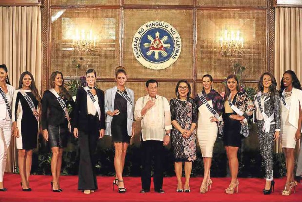 BEAUTY QUEENS AT THE PALACE President Duterte poses for a picture with Miss Universe candidates, who called on him in Malacañang on Monday. —JOAN BONDOC