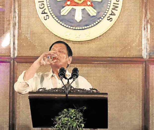 ‘KANPAI’ Before meeting with the mayors, President Duterte drinks cider in leading the toast to members of the diplomatic corps in  his first “vin d’honneur” in Malacañang. He told them that the Philippines would strengthen existing friendships and forge new ones with nations. —JOAN BONDOC