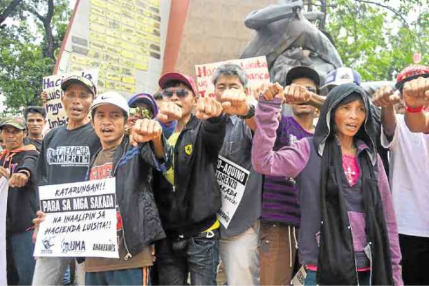 Farmers from Bukidnon province, who were hired to work in Hacienda Luisita in Tarlac province, stage a protest rally in Cagayan de Oro City to deplore what they described as “slave-like” treatment in the sugar estate.  —JIGGER J. JERUSALEM