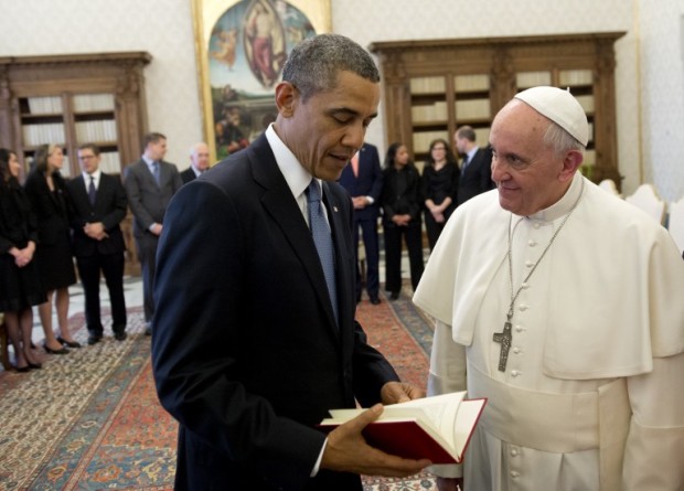 Pope Francis (R) presents a book to US President Barack Obama as they exchange gifts during a private audience on March 27, 2014 at the Vatican. The meeting at the Vatican comes as a welcome rest-stop for Obama during a six-day European tour dominated by the crisis over Crimea, and the US leader will doubtless be hoping some of the pope's overwhelming popularity will rub off on him.    AFP PHOTO / SAUL LOEB / AFP PHOTO / SAUL LOEB