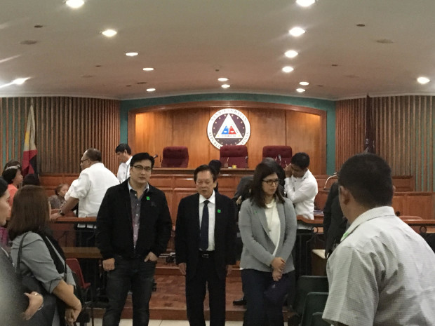 Detained former senator Bong Revilla and wife, Bacoor City Mayor Lani Mercado, confer, on Jan. 12, 2017, with his defense team's newest collaborator: legal heavyweight and former Solicitor-General Estelito Mendoza. (PHOTO BY VINCE F. NONATO/ INQUIRER) 