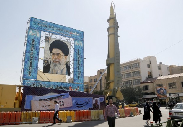 A Ghadr-F missile is displayed next to a portrait of Iran's Supreme Leader Ayatollah Ali Khamenei at a war exhibition to commemorate the 1980-88 Iran-Iraq war at Baharestan square, south of Tehran on September 26, 2016. / AFP PHOTO / ATTA KENARE