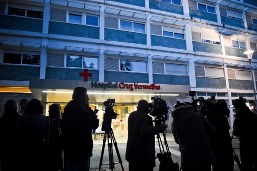 Journalist wait outside the Red Cross Hospital after the announcement of the death of Portuguese socialist historic leader and former President Mario Soares in Lisbon on January 7, 2017. Mario Soares, widely seen as the father of Portugal's modern-day democracy, was a towering figure in the country's political scene who spearheaded its entry into the European Union. AFP