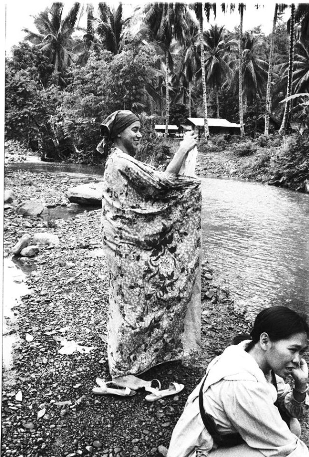 In Boringot, Pantukan, Davao del Norte,Monica turned a “malong” into her private boudoir. One hand holding themalong around her,Monica deftly changed trousers before crossing a river and trekking the mountainous muddy trail to see amining site. —JOE GALVEZ 