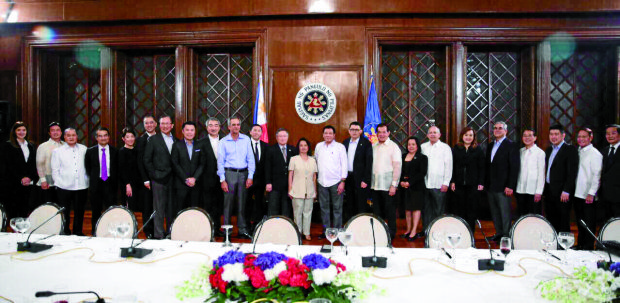 Presidential Adviser for Entrepreneurship Joey Concepcion arranged a meeting with President Rodrigo Duterte and the Go Negosyo Kapatid taipans to express their support to the President in helping all areas of conflict and extreme poverty in the country.(In photo L-R: Ginggay Hontiveros, Go Negosyo Sulu Coordinator; Alfred Ty, GT Capital Holdings Corporation Co-Vice Chairman; Manny Pangilinan, First Pacific Managing Director and CEO; Federico Lopez, First Philippine Holdings Corporation Chairman and CEO; Doris Magsaysay Ho, Magsaysay Corporation President and CEO; Michael Tan, LT Group President and COO; George Barcelon, Philippine Chamber of Commerce and Industry President; Kevin Tan, Megaword Corporation First Vice President - Commercial Division; Hans Sy, SM Prime Holdings Chairman of the Executive Committee; Enrique Razon, International Container Terminal Services (ICTSI) Chairman, Cong. Arthur Yap, Bohol 3rd District Representative; Sec. Carlos Dominguez, Department of Finance Secretary; Former President Gloria Macapagal-Arroyo; President Rodrigo Duterte; Presidential Adviser Joey Concepcion; Tomas Alcantara, Alsons Group Chairman; Merly Cruz, Go Negosyo MSME Development Adviser; Erramon Aboitiz, Aboitiz Equity Ventures President and CEO; Alice Eduardo, Sta. Elena Construction and Development Corporation President and CEO; Jaime Augusto Zobel de Ayala, Ayala Corporation Chairman and CEO; Tony Tan Caktiong, Jollibee Foods Corporation Chairman and CEO; Edgar “Injap” Sia, Double Dragon Investment Chairman and CEO;  Dr. Francisco Duque, Department of Health Former Secretary; and Domingo Yap, Federation of Filipino-Chinese Chamber of Commerce and Industry Vice President. GO NEGOSYO PHOTO RELEASE 