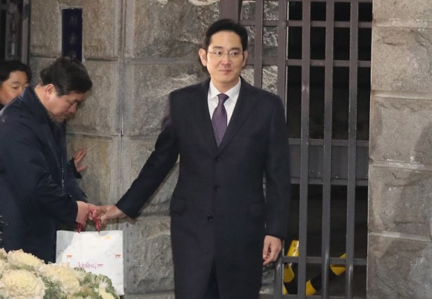 Samsung heir Lee Jae-Yong leaves a detention centre after a court refused to issue an arrest warrant over his role in a corruption scandal engulfing President Park Geun-Hye, in Seoul early on January 19, 2017. Prosecutors' demand for his arrest on charges of bribery, embezzlement and perjury this week sent shock waves through the Samsung group, the world's biggest smartphone maker with revenues equivalent to a fifth of South Korea's GDP.  / AFP PHOTO / YONHAP / STRINGER /  - South Korea OUT / REPUBLIC OF KOREA OUT  NO ARCHIVES  RESTRICTED TO SUBSCRIPTION USE