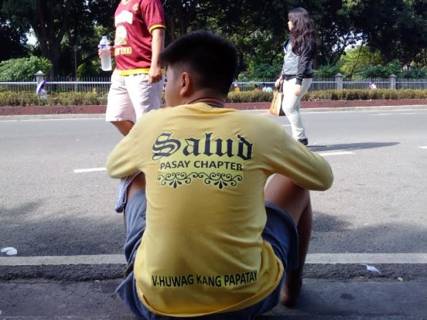 A participant in the Black Nazarene procession wears a "Thou Shall Not Kill" shirt on Jan. 9, 2017, to call on President Duterte to put a stop to drug-related killings.  (PHOTO BY AIE BALAGTAS SEE/ INQUIRER)