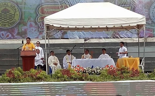 Cebu City Mayor Tomas Osmeña declares Sinulog 2017 open Sunday morning. CEBU DAILY NEWS PHOTO / MOREXETTE ERRAM