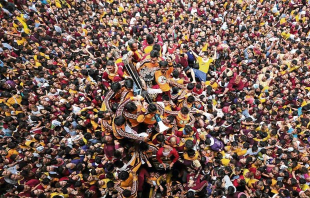 Thousands of devotees try to touch the image of the Black Nazarene. —GRIG C.MONTEGRANDE