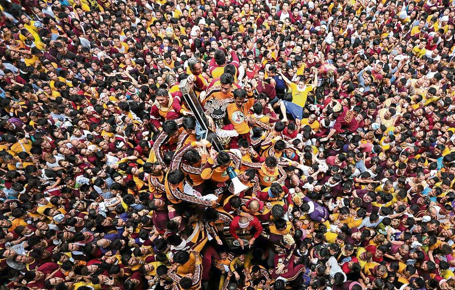 Thousands of devotees try to touch the image of the Black Nazarene. —GRIG C.MONTEGRANDE