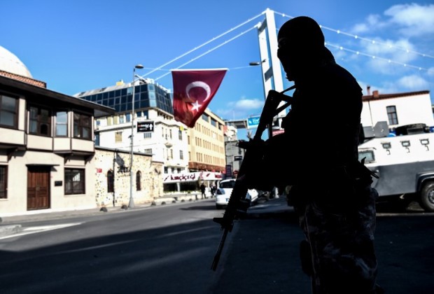 (FILES) This file photo taken on January 02, 2017 shows a Turkish special force police officer standing guard at Ortakoy district near the Reina night club, in Istanbul, one day after New Year gun attack.   The attacker who shot dead 39 people on New Year's night at an Istanbul nightclub has been identified as an Uzbek jihadist who belongs to the extremist Islamic State (IS) group, Turkish press reports said. Intelligence services and anti-terror police in Istanbul have now identified the man as a 34-year-old Uzbek who is part of a Central Asian IS cell, the Hurriyet daily and other Turkish newspapers reported. It said he has the code name of Ebu Muhammed Horasani within the IS extremist group. There was no official confirmation of the report. / AFP PHOTO / OZAN KOSE
