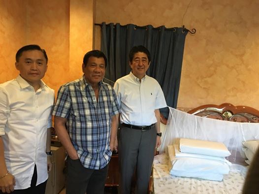 BEDROOM BOYS Japan PrimeMinister Shinzo Abe gets to see President Duterte’s bedroom in his Davao City residence, with PresidentialManagement Staff chief Christopher Go.Note the ‘kulambo’ used by Mr. Duterte. —MALACAÑANG PHOTO
