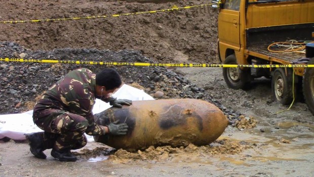 A member of the Army’s Explosive Ordnance Disposal Battalion inspects the World War II bomb found in Surigao High School. MEDIA INFORMATION COMMUNICATION OFFICE SURIGAO CIY