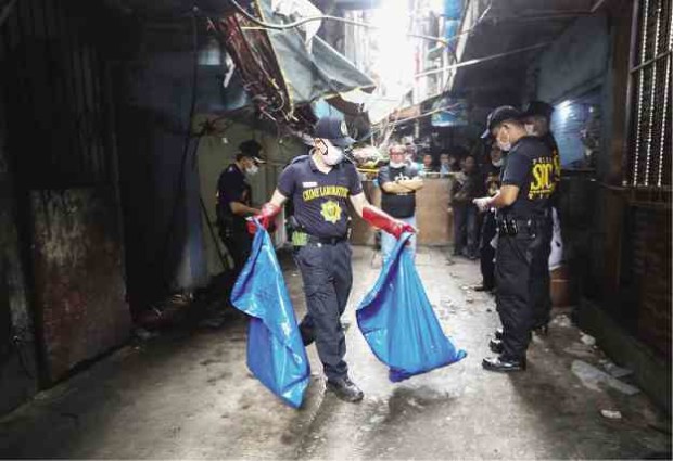 The police collect human remains  found at an abandoned building in Quiapo’s Islamic Center on Thursday. —LYN RILLON
