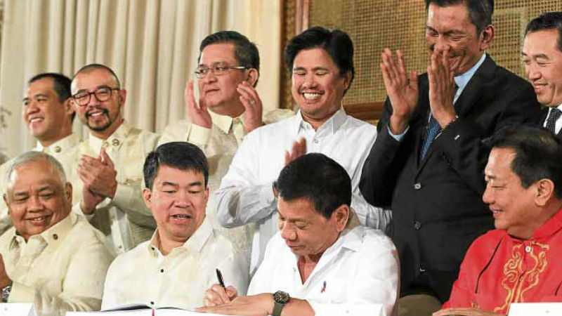 THANK YOU, BOSS Senators and congressmen applaud as President Duterte signs the General Appropriations Act for 2017 in this photo taken on Dec. 22, 2016. Sen. Panfilo Lacson has insisted that pork funds have been inserted into the national budget. —MALACAÑANG PHOTO