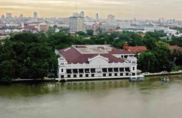 A palace by a “sickle” that needs constant cleaning.—Edwin Bacasmas