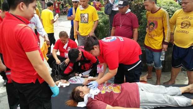 Red Cross personnel give first aid treatments to devotees of the Black Nazarene. PHOTO FROM PRC's TWITTER ACCOUNT