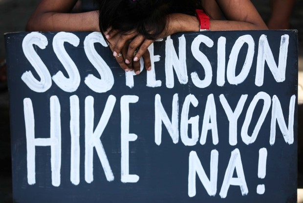 CALL FOR ACTION Militants have formonths been demanding the implementation of a P2,000 increase in Social Security System pensions during pickets outside the agency’s main office on East Avenue in Quezon City. —LYN RILLON