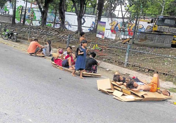 Cebu City’s streets are “home” to these children and their families.  —JUNJIE MENDOZA/CEBU DAILY NEWS