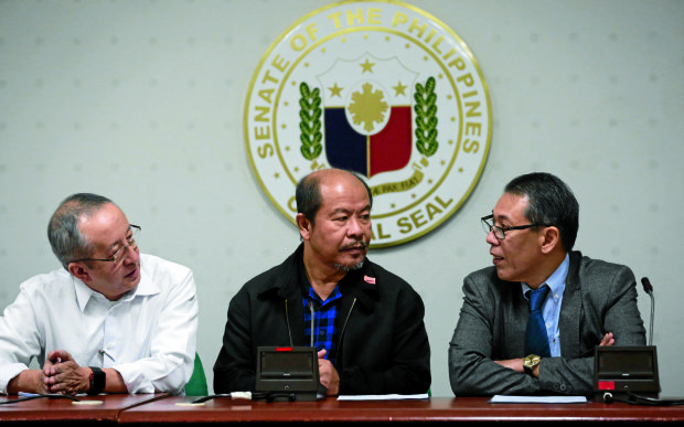 FLAG LAWYERS Retired SPO3 Arthur Lascañas,who admitted the existence of the Davao Death Squad during a press conference in the Senate, is flanked by lawyers Arno Sanidad (left) and Jose Manuel Diokno of the Free Legal Assistance Group (FLAG). —GRIG C.MONTEGRANDE
