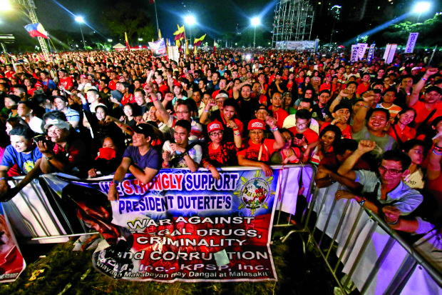 POWER BASERizal Park crowd throw their support behind the President’s war on drugs.  —PHOTOS BY RICHARD REYES