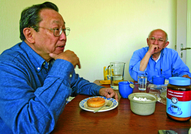 ENDOF PEACE TALKS Fidel Agcaoili (right), chief negotiator of theNational Democratic Front of the Philippines, sees “no fair and just reason” for President Duterte to end the peace talks.With him is Jose Ma. Sison, NDFP political consultant. —INQUIRER FILE PHOTO