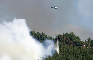 Chopper hovers over New Zealand wildfire - 14 Feb 2017