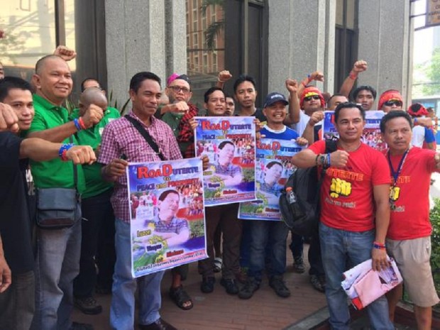 This file photo from 2016 shows the supporters of then Davao City mayor Rodrigo Duterte urging him to run for President.  The same groups that helped him win the presidency will hold rallies in Rizal Park or Luneta in Manila, Davao City and other parts of Mindanao and in various countries in a show of force on Feb. 25. (RADYO INQUIRER FILE PHOTO)