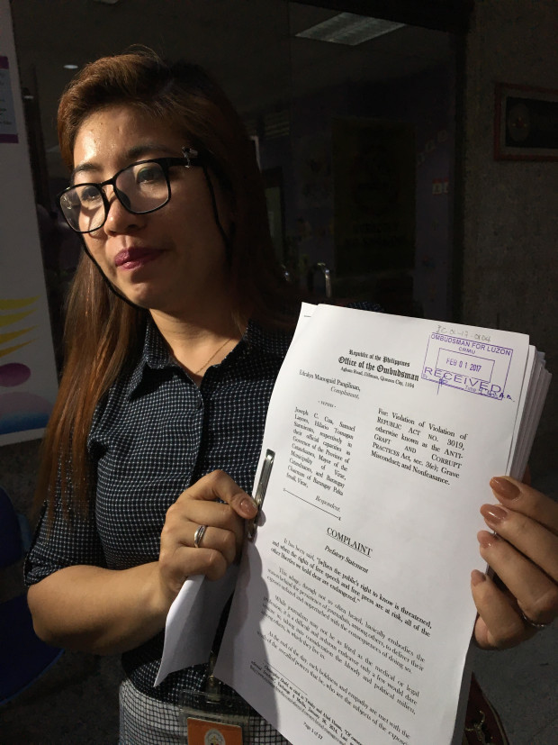 Edralyn Pangilinan, the partner of slain Catanduanes publisher Larry Que, files a graft and grave misconduct case against Catanduanes Gov. Joseph Cua for allegedly not taking action against illegal drugs in the province. (PHOTO BY VINCEN NONATO / INQUIRER)