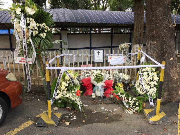 Members of the Korean community in the Philippines and anonymous sympathizers place bouquets of flower, funeral sprays and candles inside Camp Crame where Korean Jee Ick-joo was reportedly killed. JULLIANE LOVE DE JESUS/INQUIRER.net