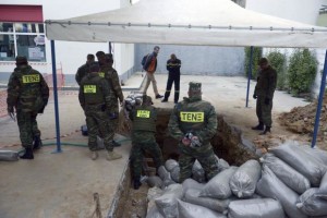 Greek bomb disposal experts at site of World War II bomb - 12 Feb 2017